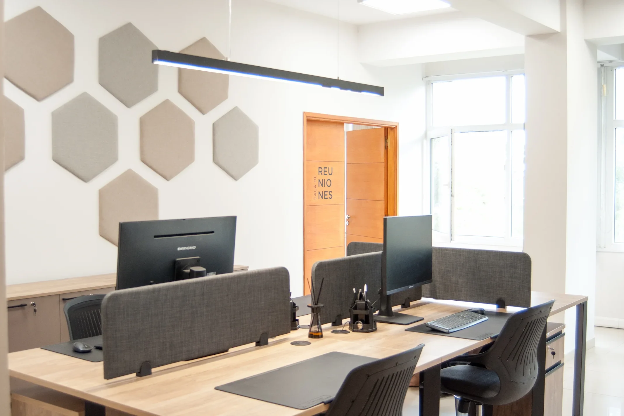 NUMERAL CONSULTORA – Proyecto de Interiorismo y Equipamiento